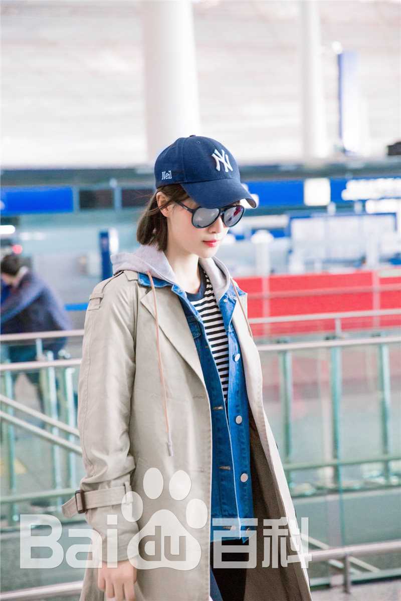 蓝盈莹(Lyric)2018年 机场look前后照片