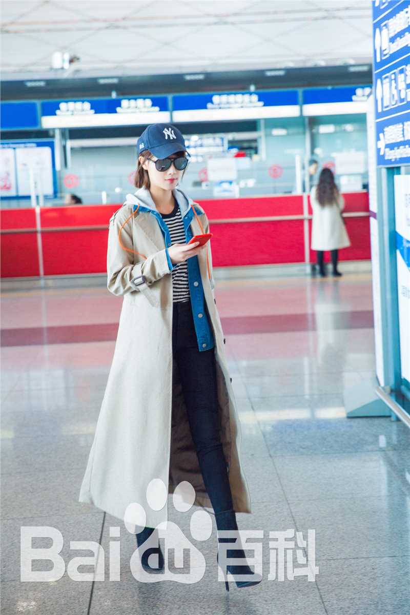蓝盈莹(Lyric)2018年 机场look前后照片