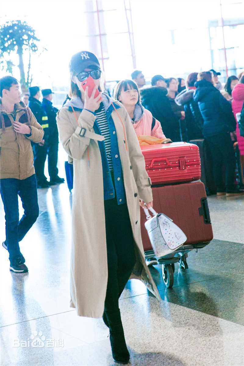 蓝盈莹(Lyric)2018年 机场look前后照片