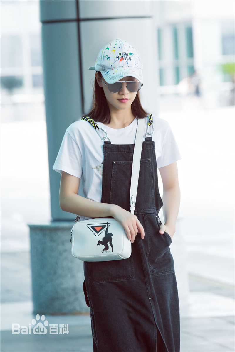 蓝盈莹(Lyric)2018年 机场look前后照片