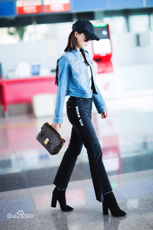 蓝盈莹(Lyric)2018年 机场look前后照片