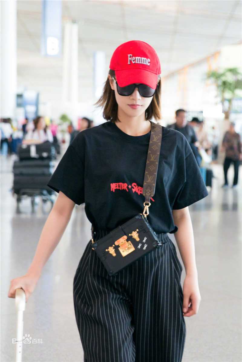 蓝盈莹(Lyric)2018年 机场look前后照片