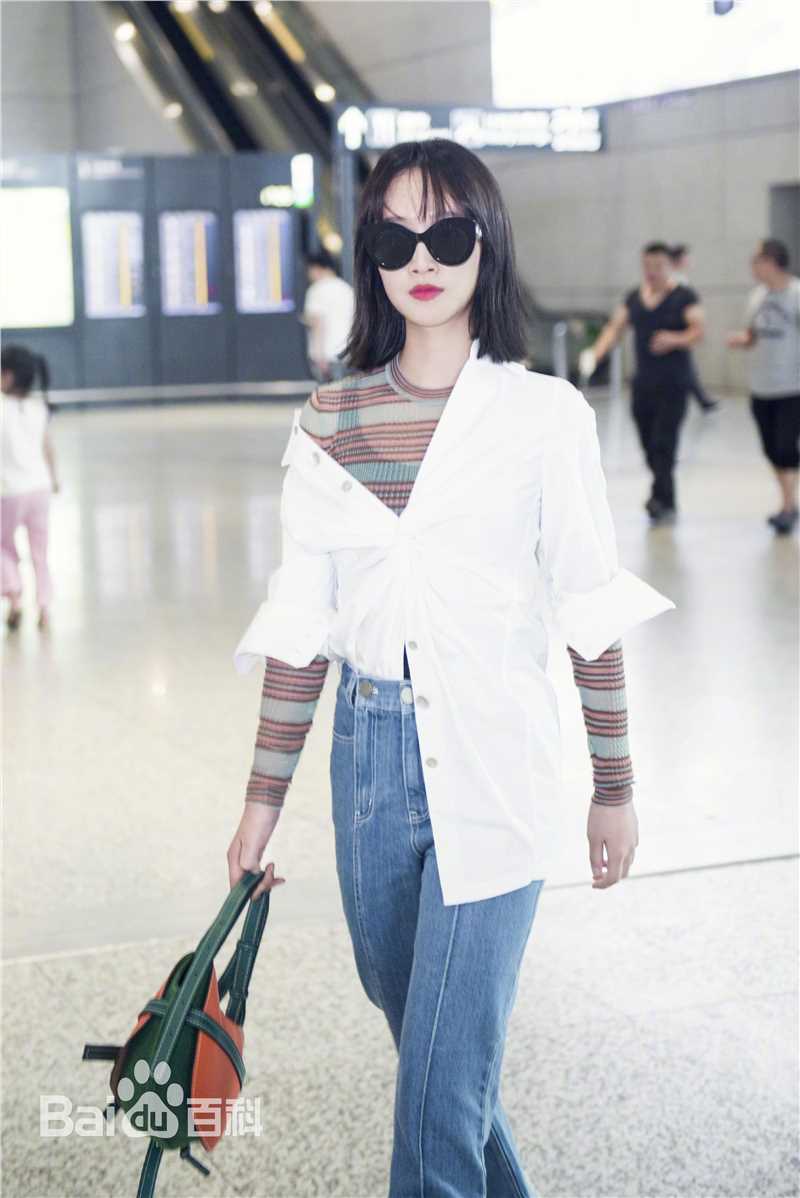 蓝盈莹(Lyric)2018年 机场look前后照片
