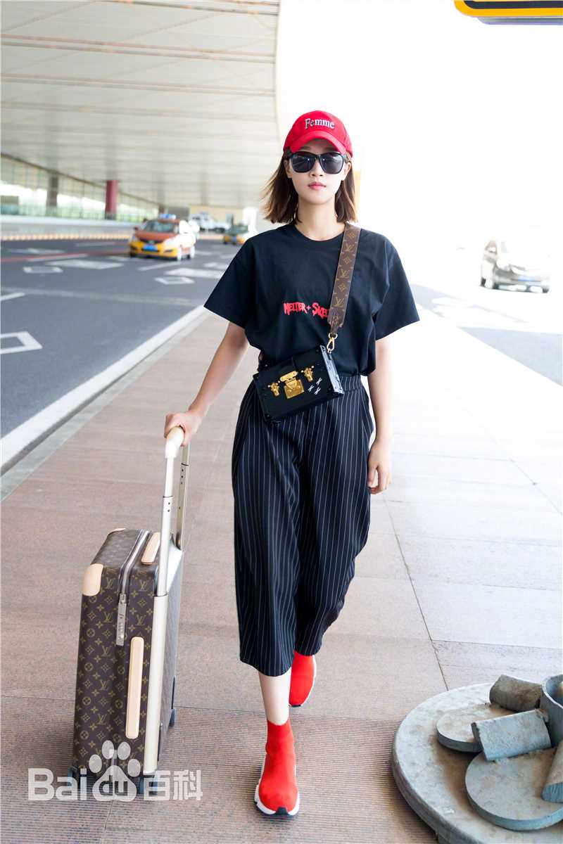 蓝盈莹(Lyric)2018年 机场look前后照片