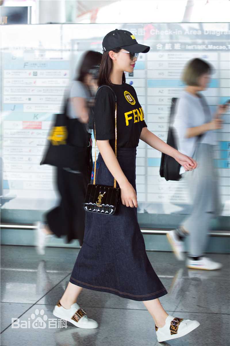 蓝盈莹(Lyric)2018年 机场look前后照片