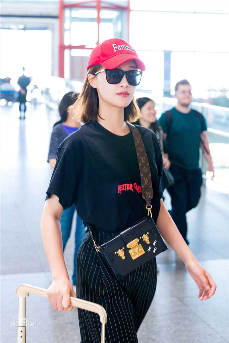 蓝盈莹(Lyric)2018年 机场look前后照片