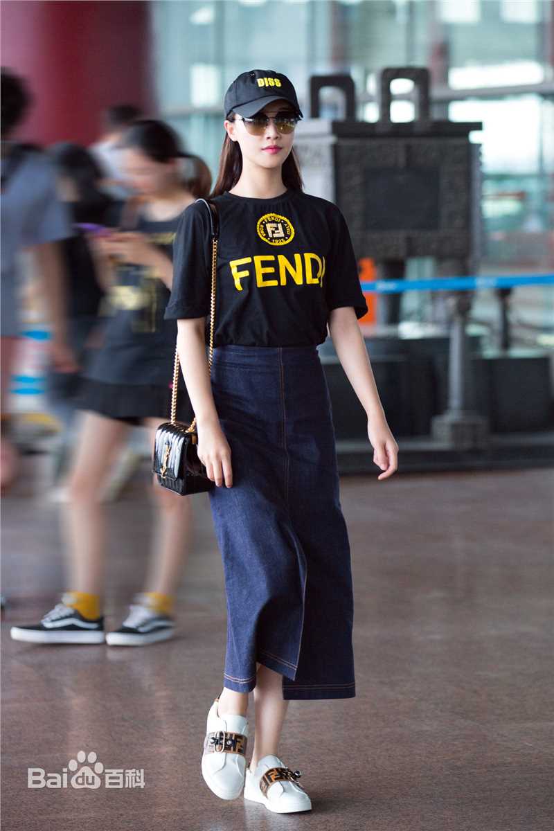 蓝盈莹(Lyric)2018年 机场look前后照片