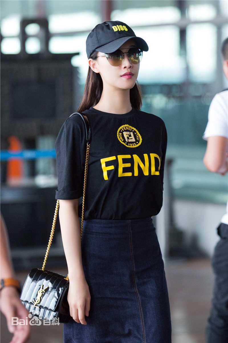 蓝盈莹(Lyric)2018年 机场look前后照片