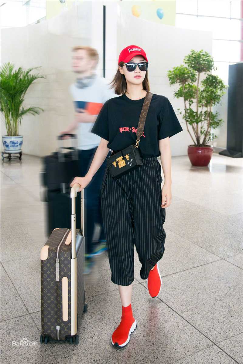 蓝盈莹(Lyric)2018年 机场look前后照片