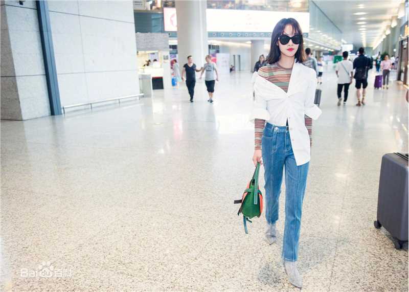 蓝盈莹(Lyric)2018年 机场look前后照片
