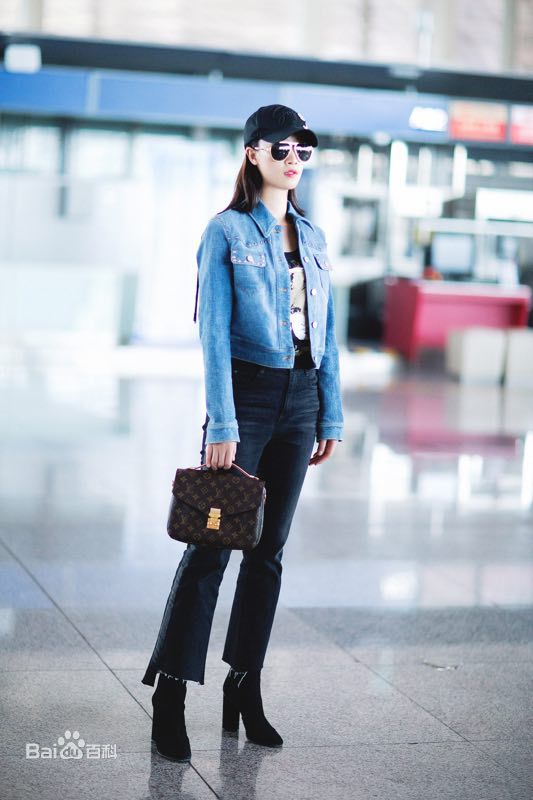 蓝盈莹(Lyric)2018年 机场look前后照片