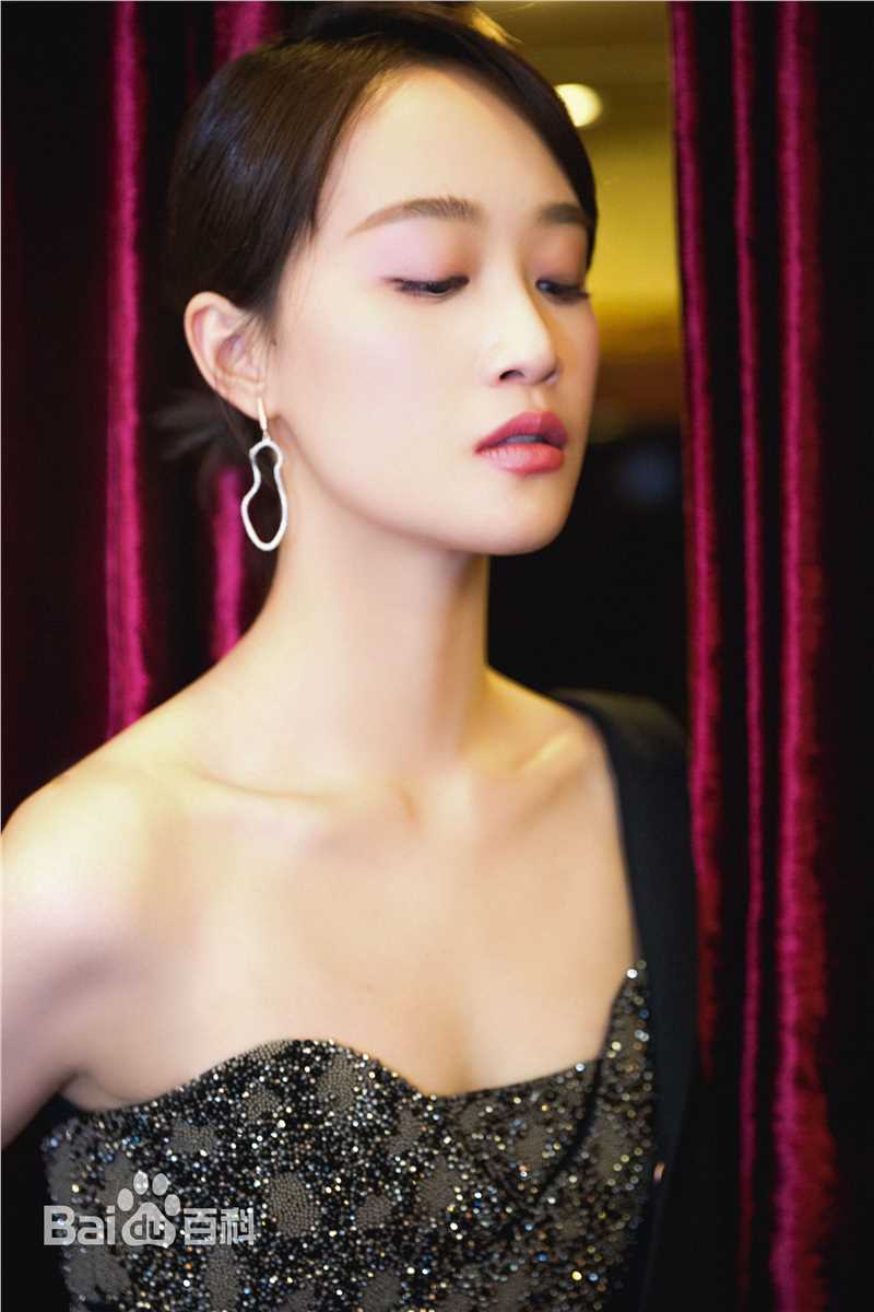 最新蓝盈莹(Lyric)在《人物》 面孔·年度女性力量盛典中的图集