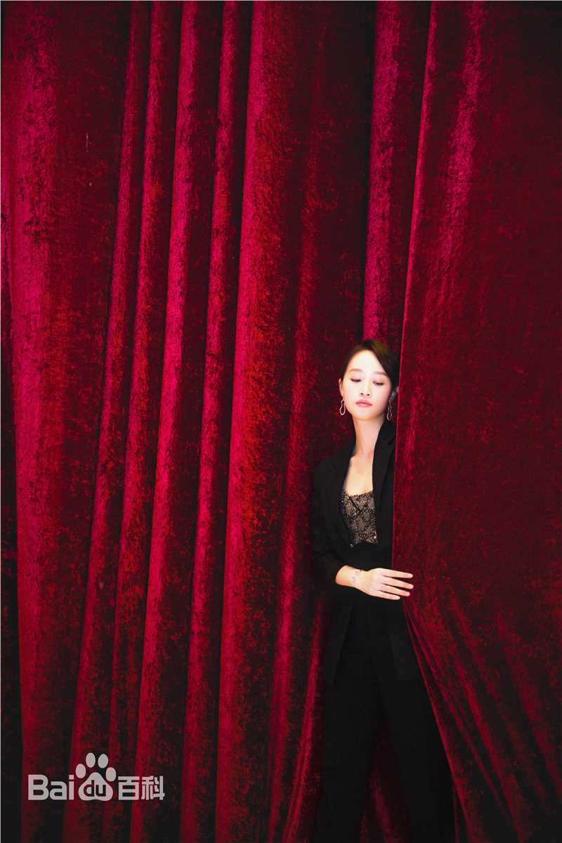 最新蓝盈莹(Lyric)在《人物》 面孔·年度女性力量盛典中的图集