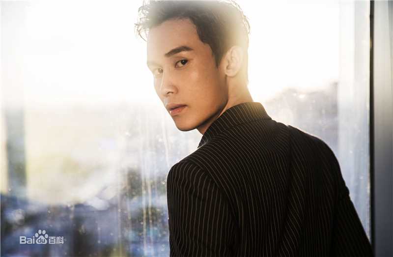 吴承轩复古英伦LOOK素颜照相册