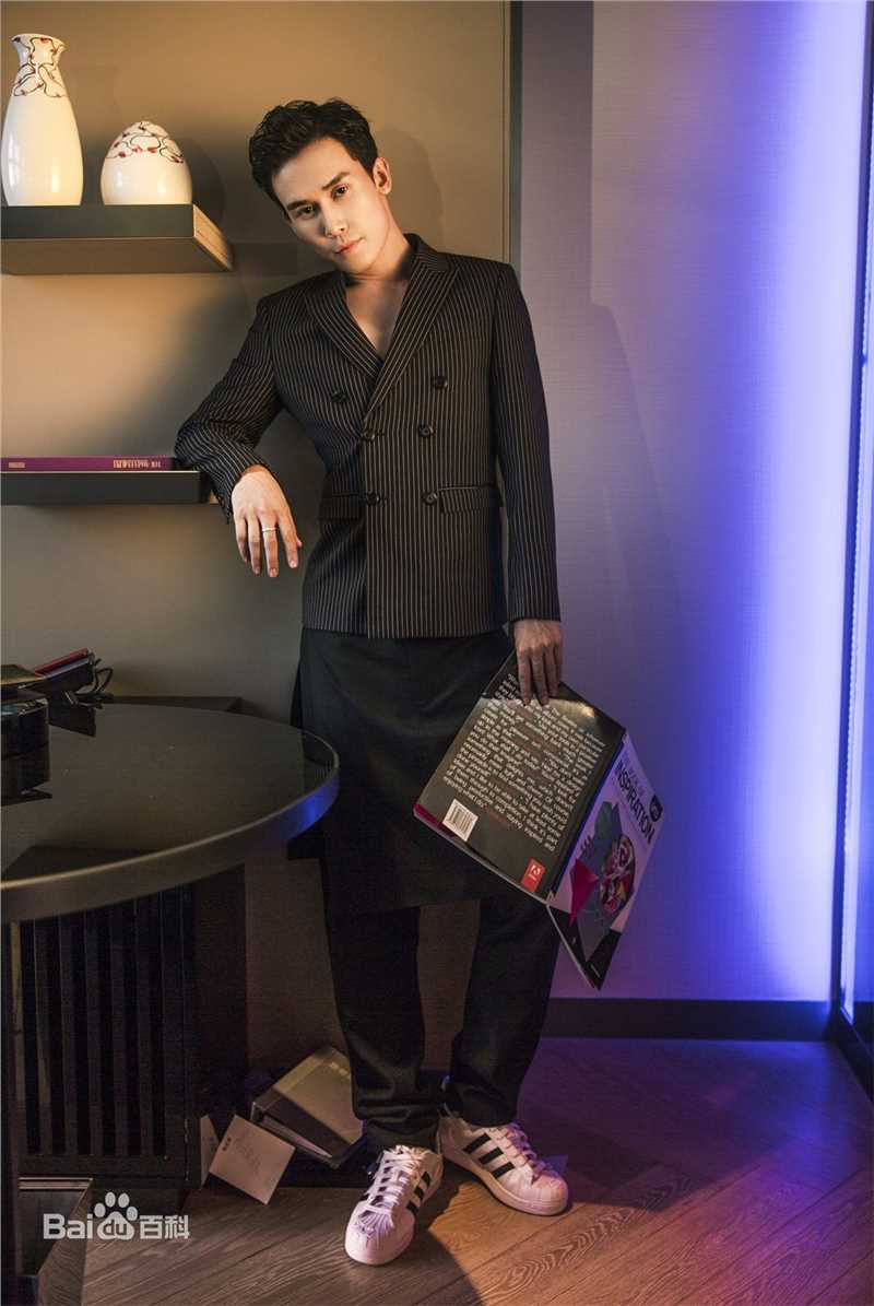 吴承轩复古英伦LOOK素颜照相册