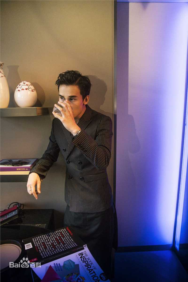 吴承轩复古英伦LOOK素颜照相册