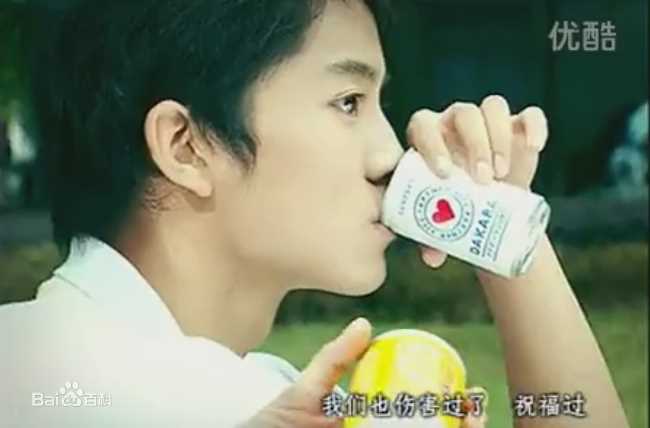 最新陈奕龙在《七月》MV截图中的壁纸