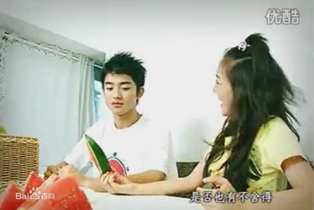 最新陈奕龙在《七月》MV截图中的壁纸