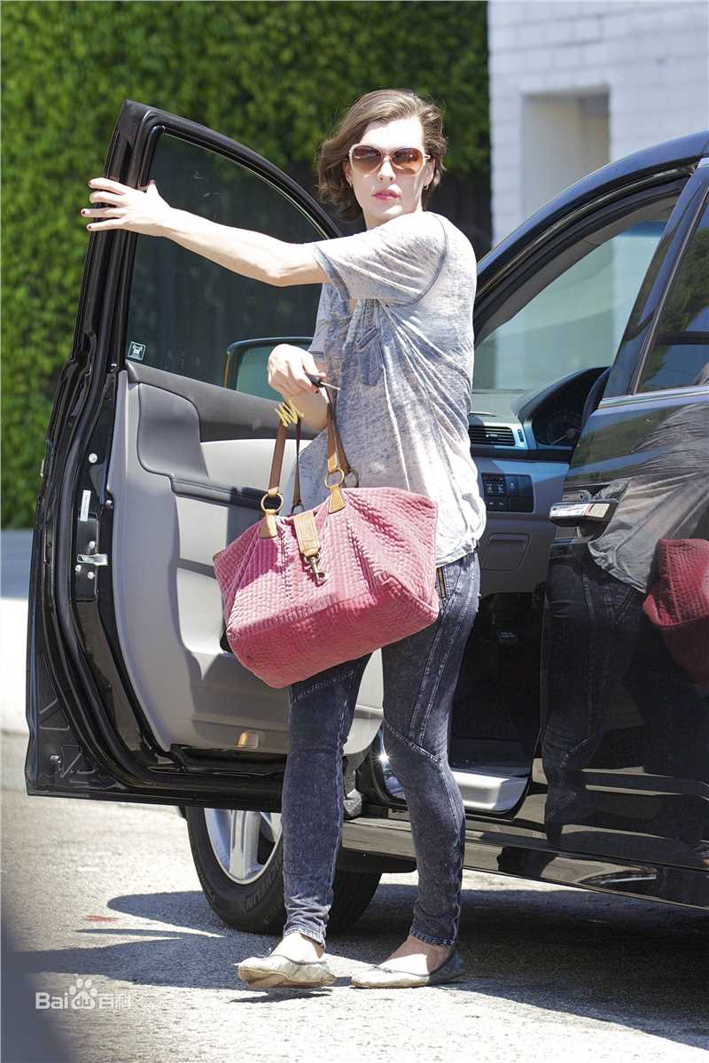 高清米拉·乔沃维奇(Milla Jovovich)精彩图册1