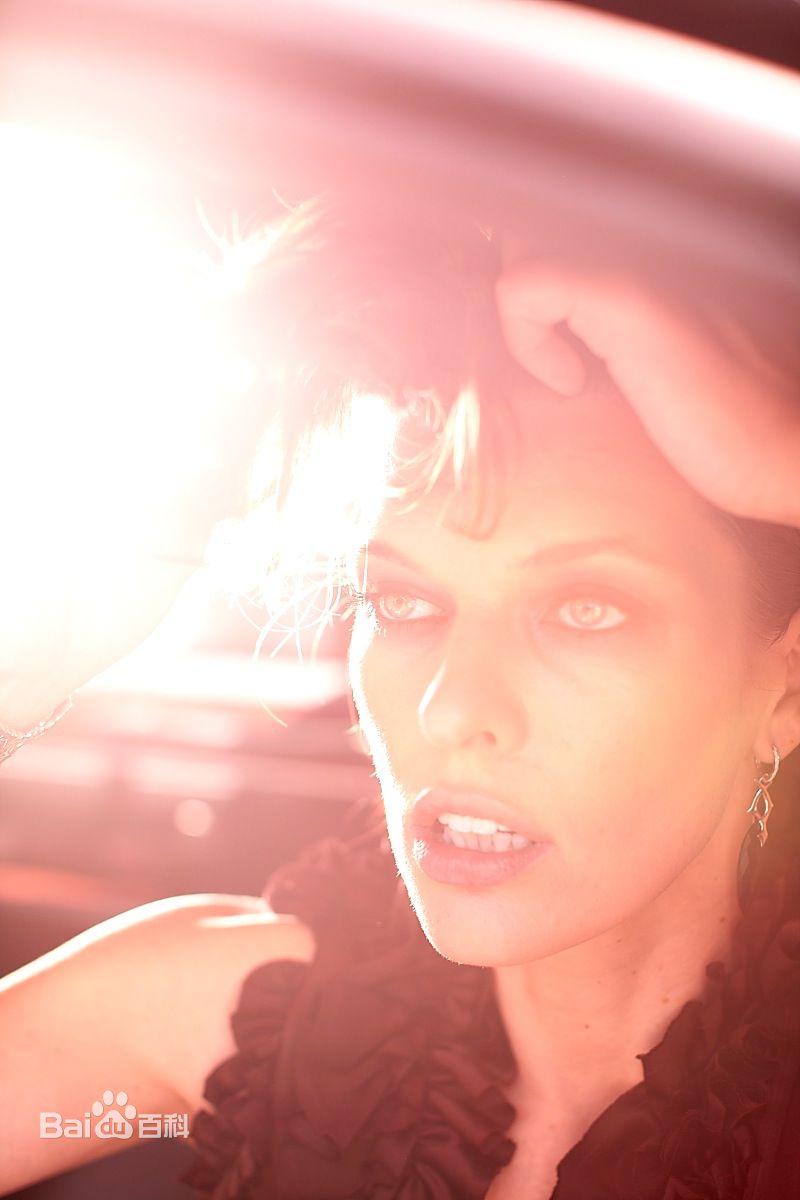 精选米拉·乔沃维奇(Milla Jovovich)精彩图册2