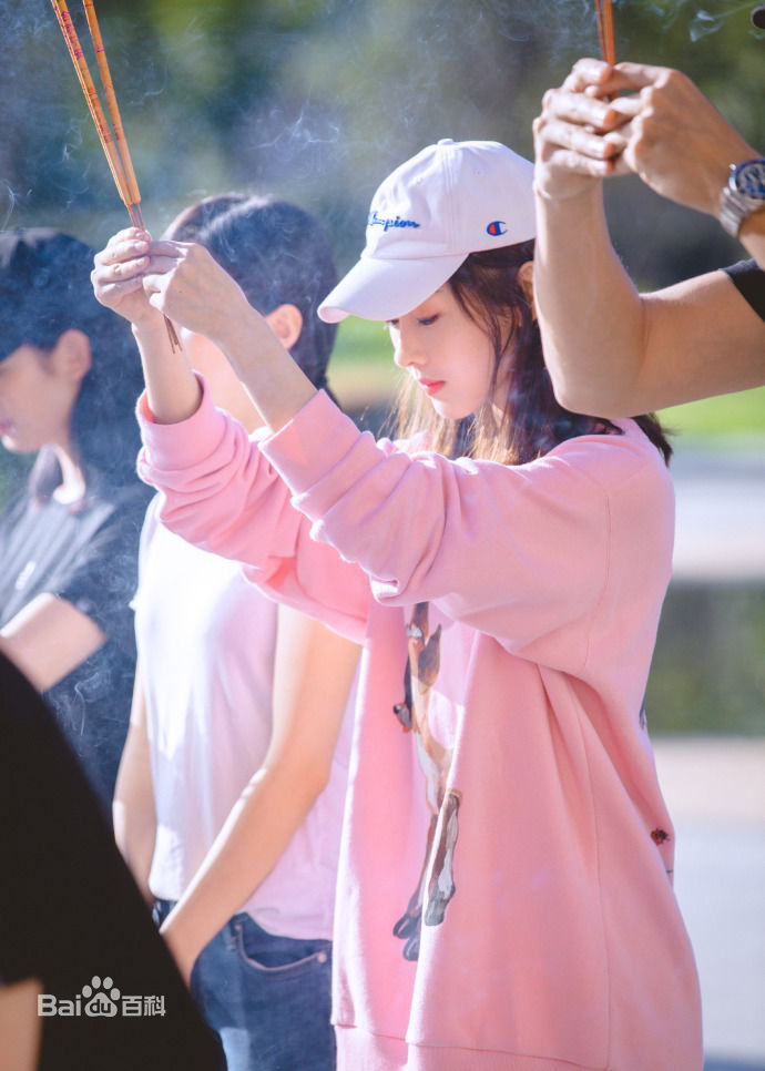 最新宣璐在《彩虹的重力》开机照中的图集