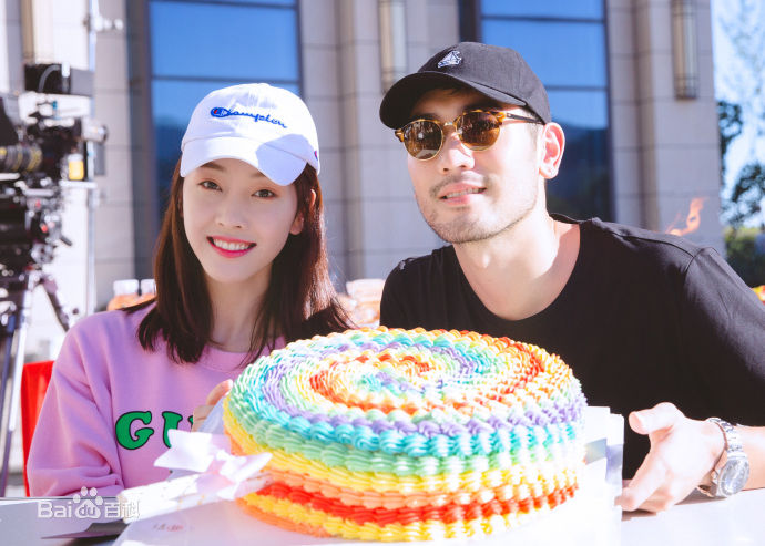 最新宣璐在《彩虹的重力》开机照中的图集