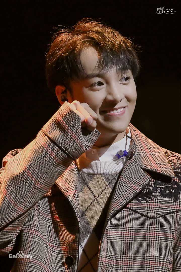 伍嘉成活动图集前后照片