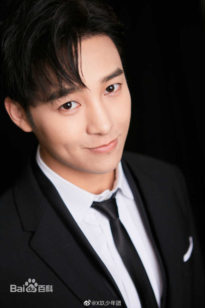 伍嘉成活动图集前后照片