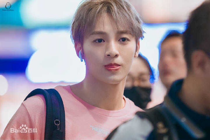 伍嘉成活动图集前后照片