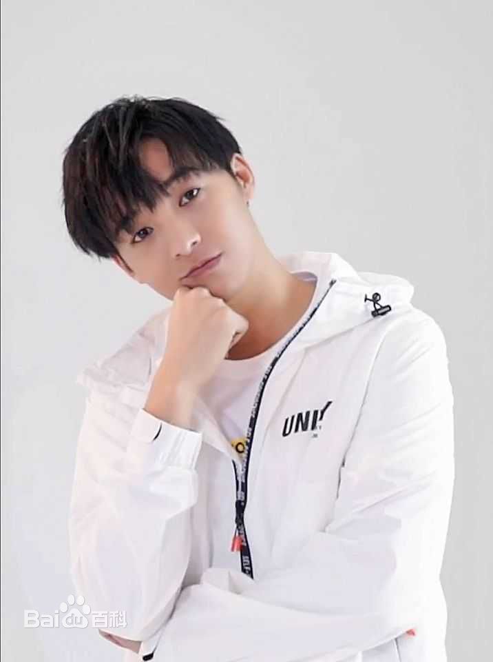 伍嘉成活动图集前后照片