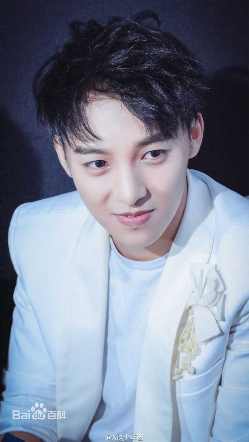 伍嘉成活动图集前后照片