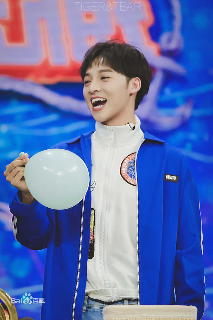 伍嘉成活动图集前后照片