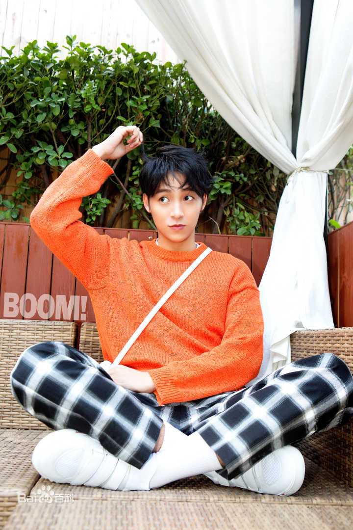 伍嘉成活动图集前后照片