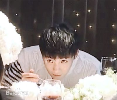 伍嘉成动图壁纸壁纸