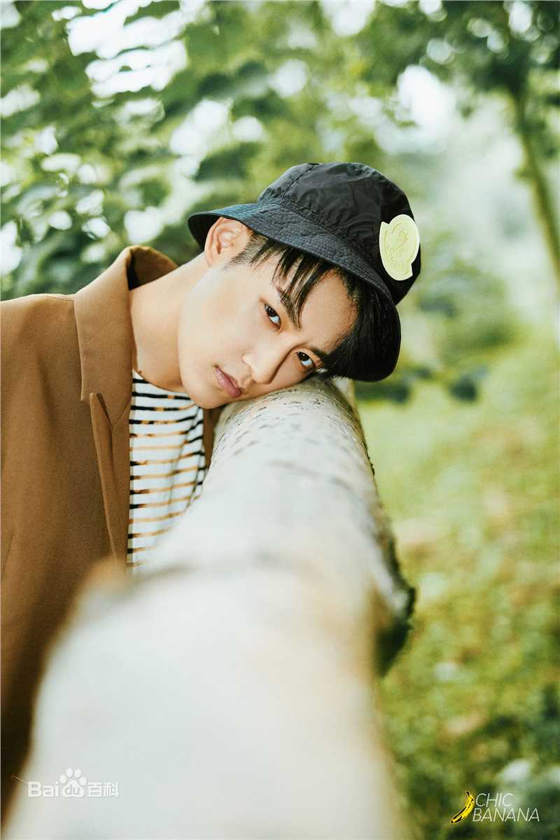 彭楚粤香蕉街拍前后照片