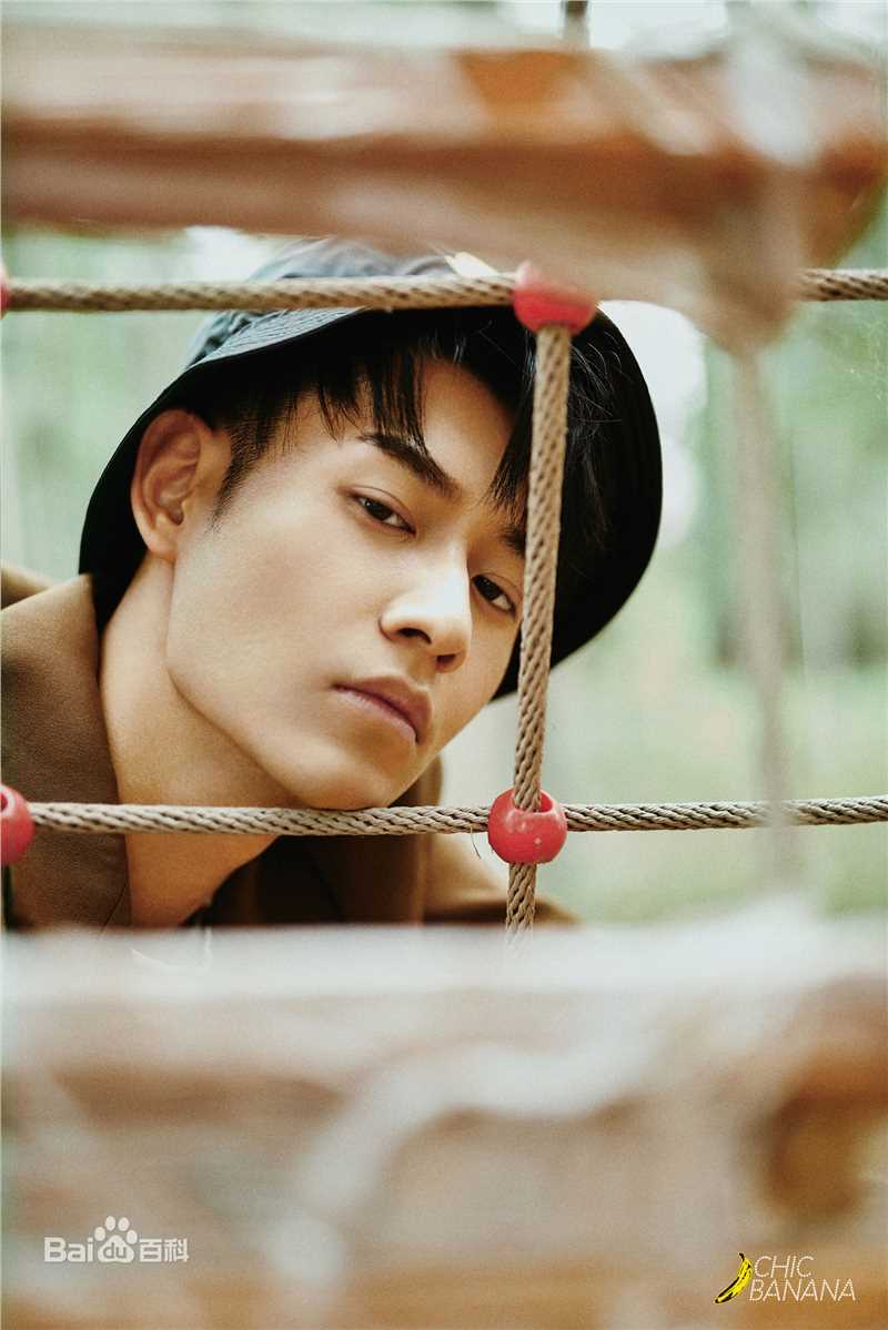 彭楚粤香蕉街拍前后照片