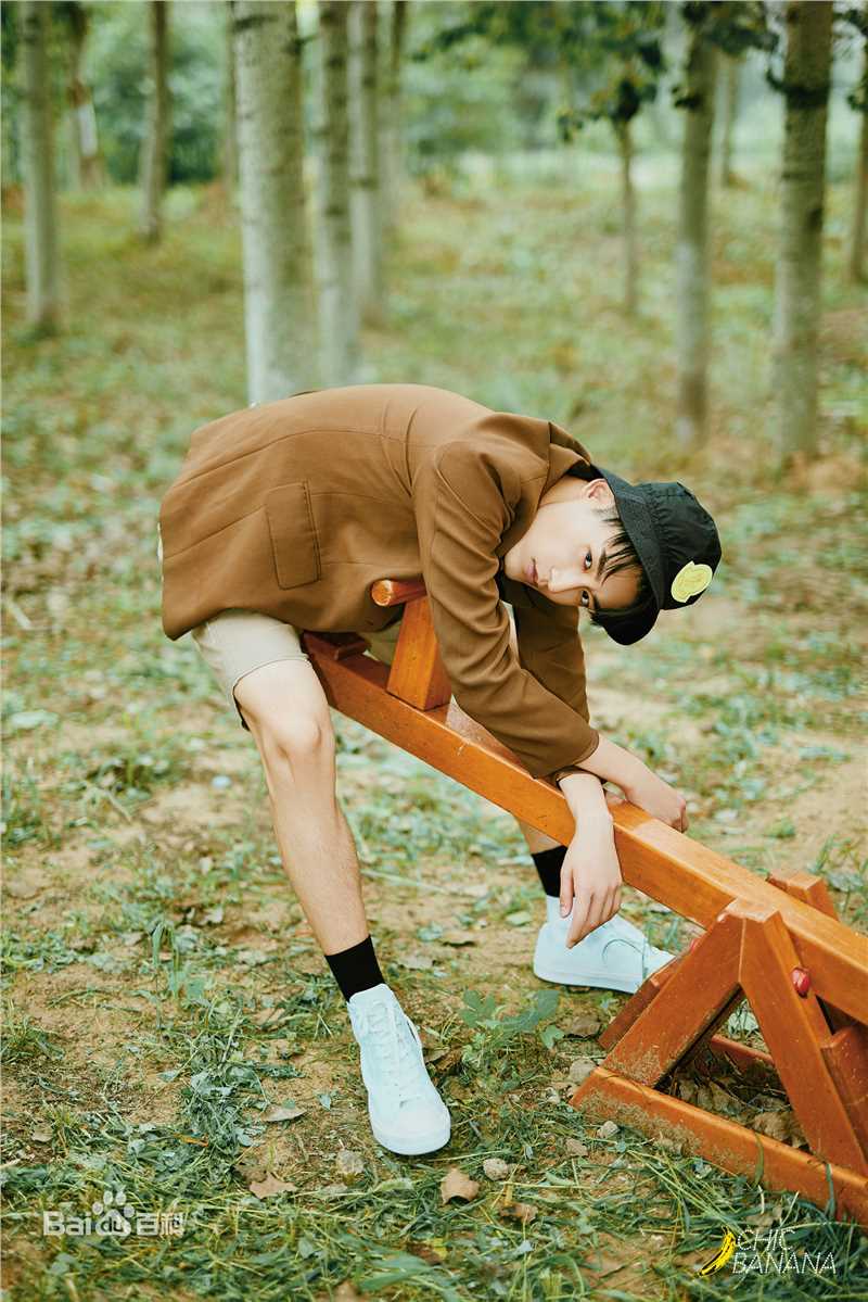 彭楚粤香蕉街拍前后照片