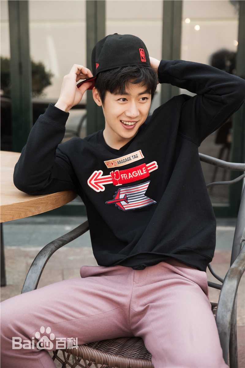 朱嘉琦街拍性感图片图集