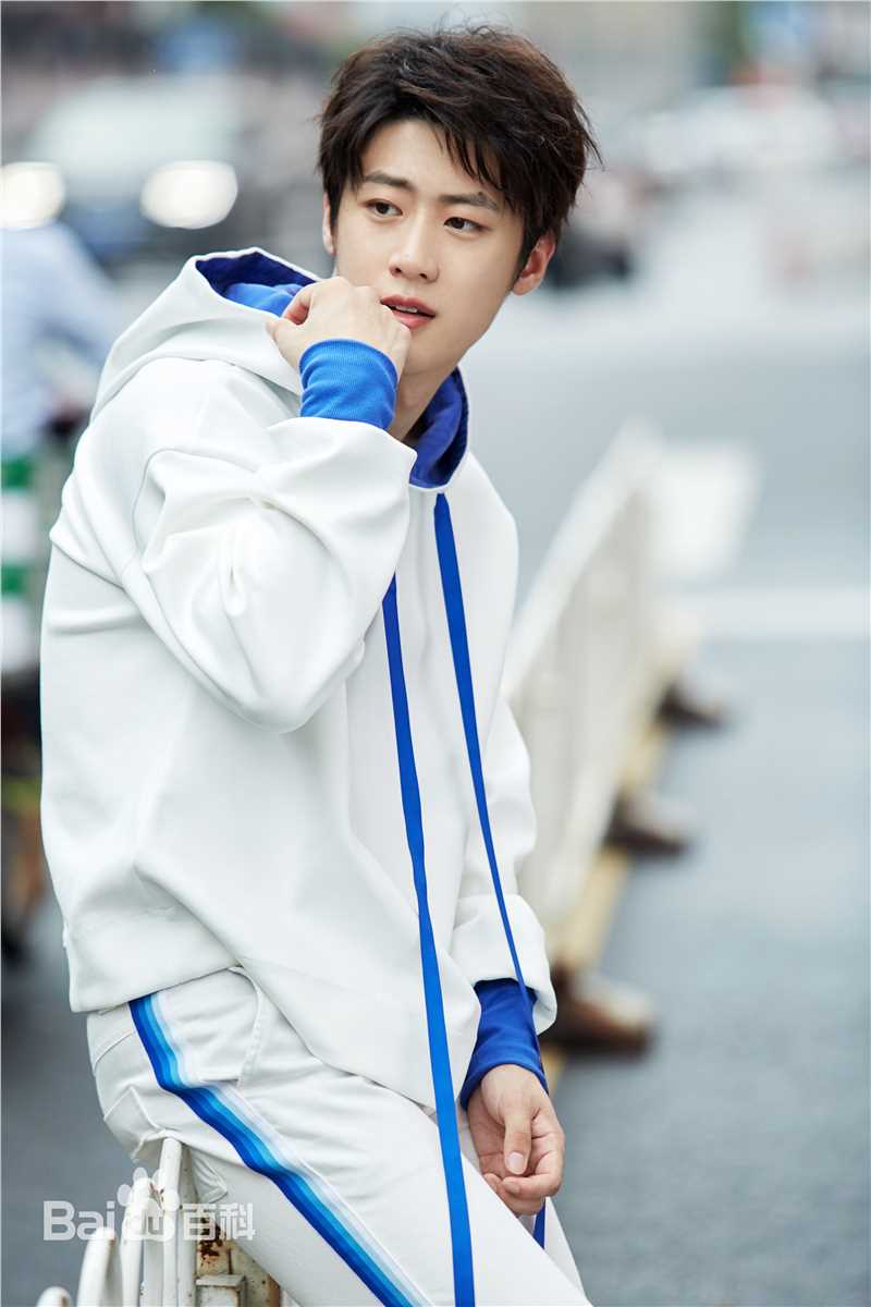 朱嘉琦街拍性感图片图集