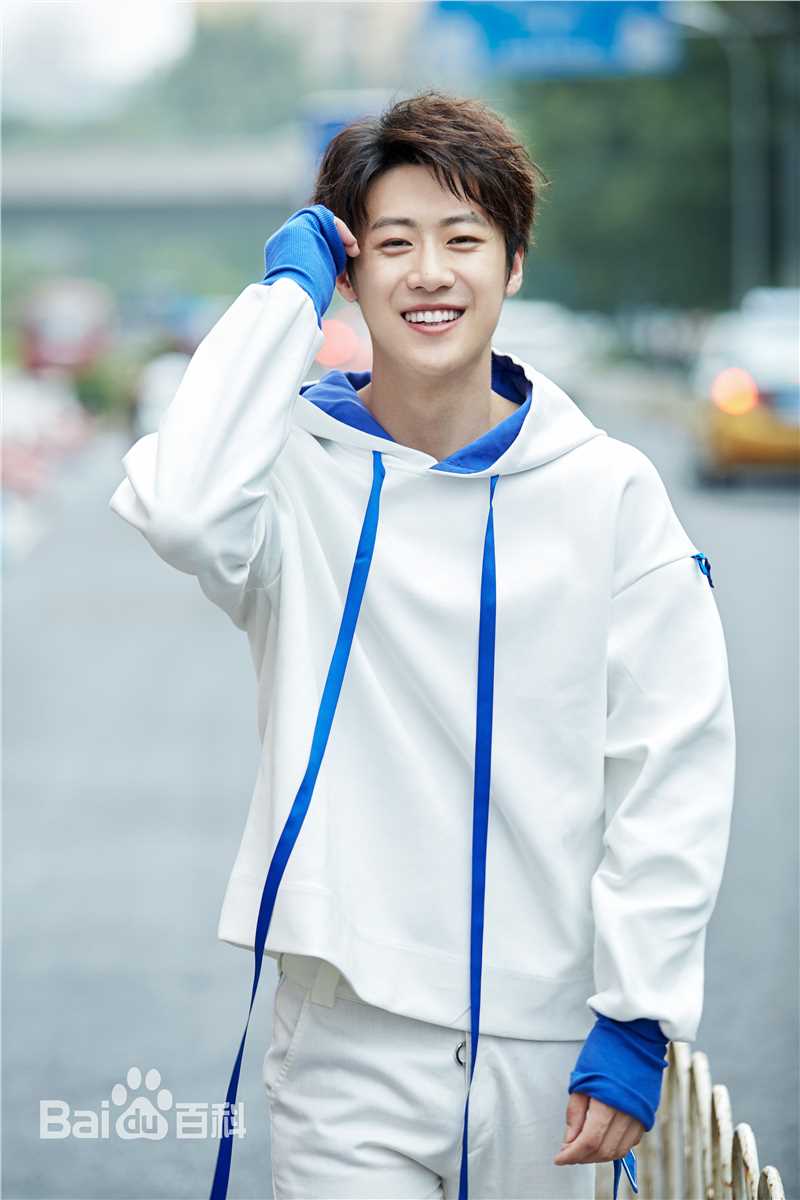 朱嘉琦街拍性感图片图集