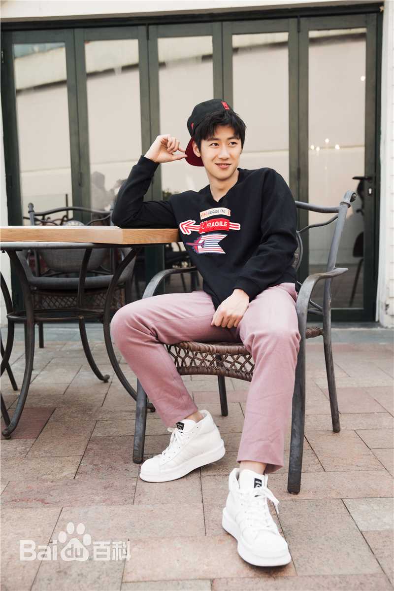 朱嘉琦街拍性感图片图集