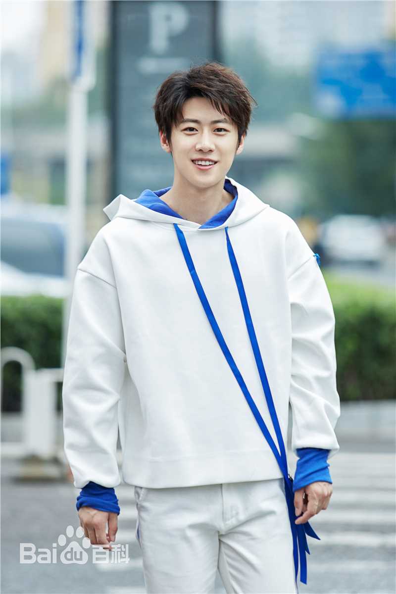 朱嘉琦街拍性感图片图集