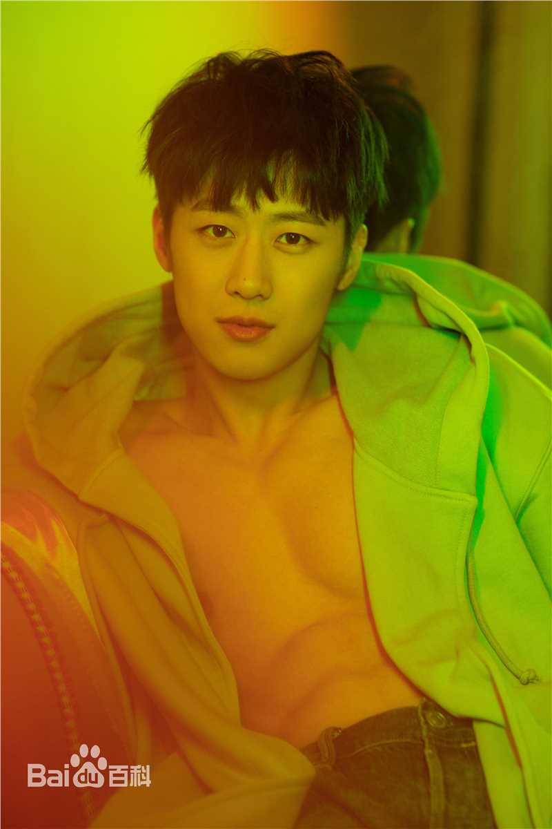 朱嘉琦街拍时刻性感图片图集