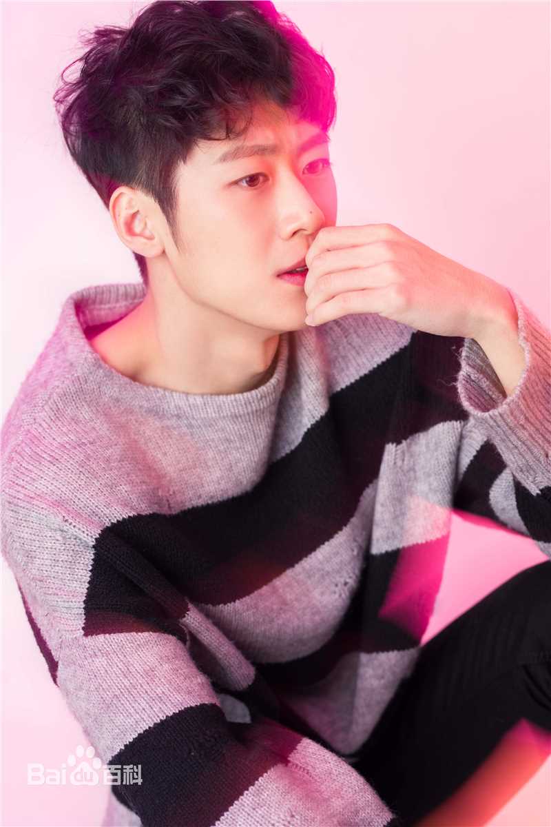 朱嘉琦街拍时刻性感图片图集