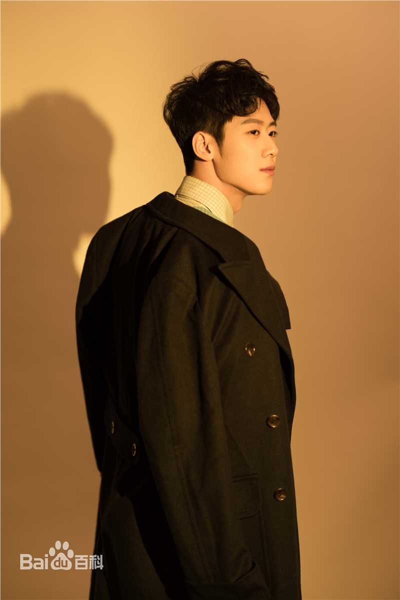 朱嘉琦街拍时刻性感图片图集