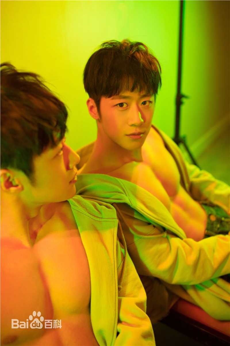 朱嘉琦街拍时刻性感图片图集