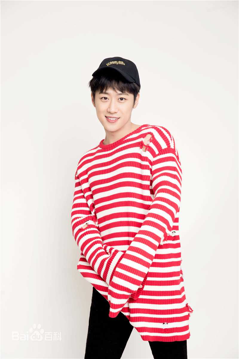 朱嘉琦街拍时刻性感图片图集