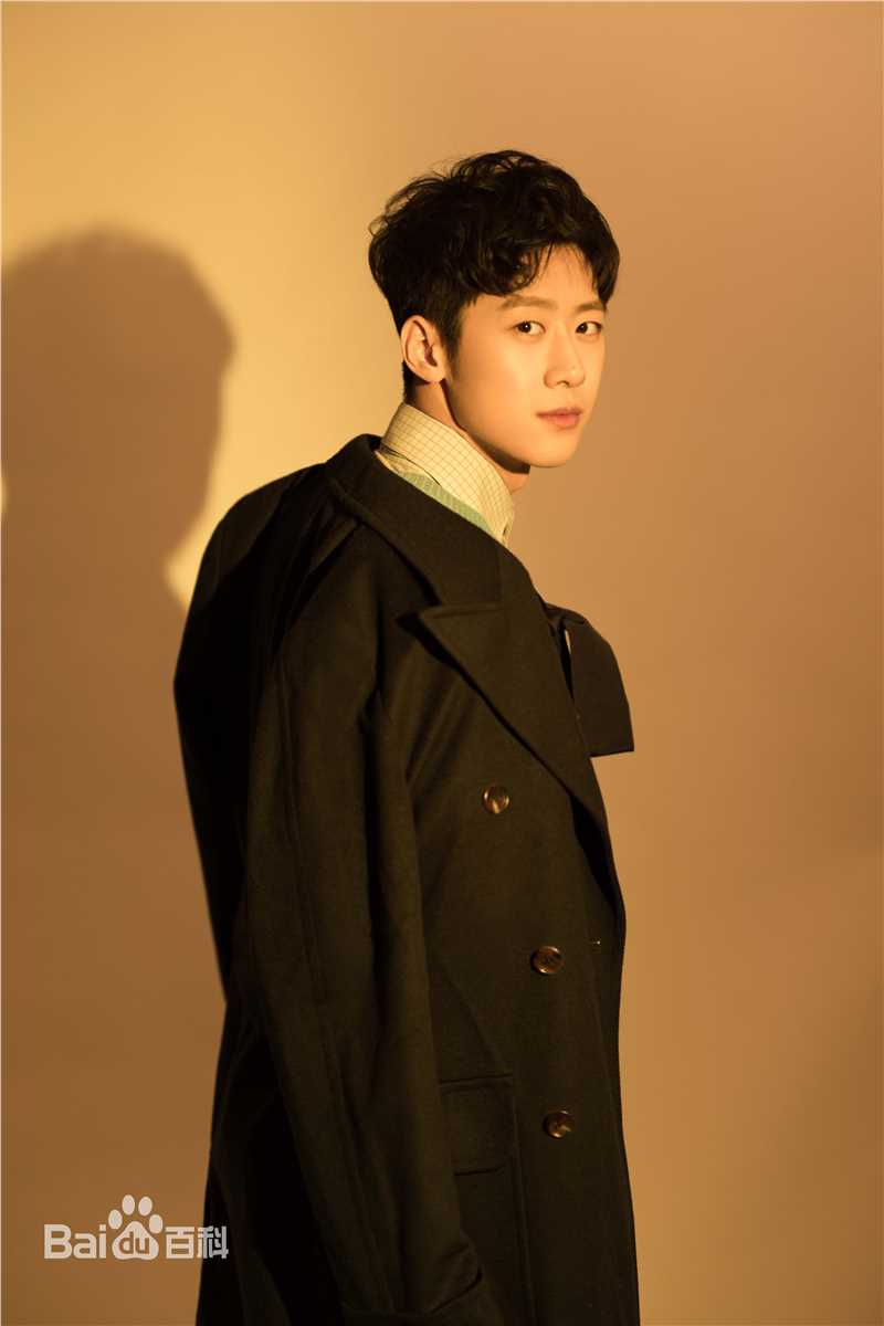 朱嘉琦街拍时刻性感图片图集