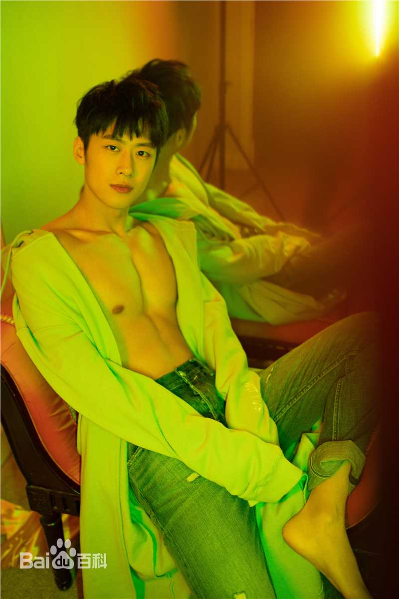 朱嘉琦街拍时刻性感图片图集