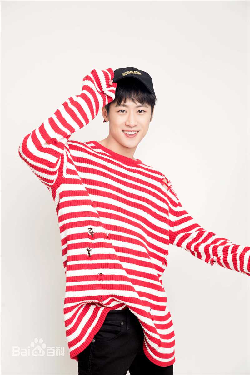 朱嘉琦街拍时刻性感图片图集